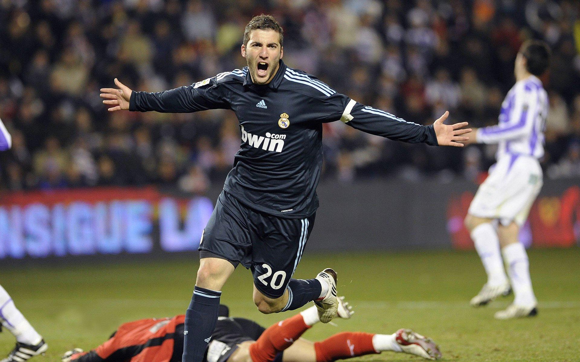 旧事重提,阿梅利亚揭秘伊布与阿莱格里矛盾,如何令米兰痛失意甲王冠